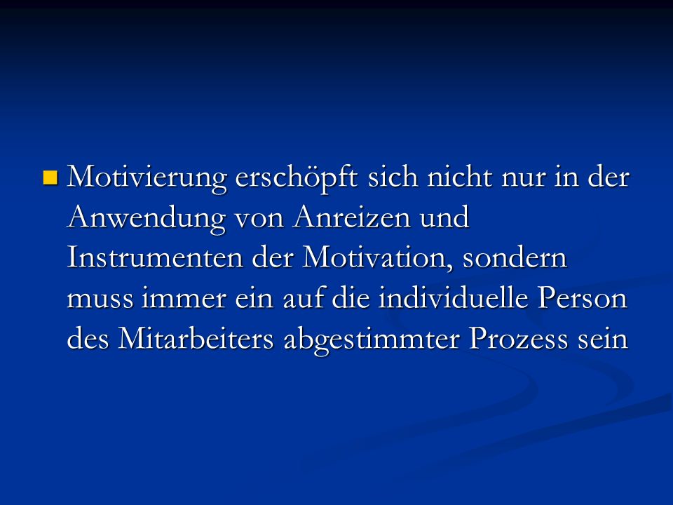 Der Mann trinkt kann nicht stehenbleiben was zu machen